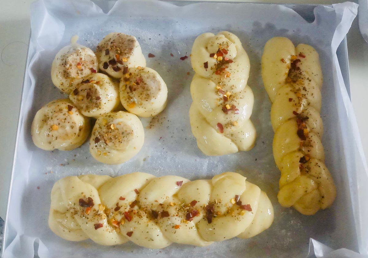 They will look like the pic. Note: you can even shape them into dinner rolls like I have made some in the pic.