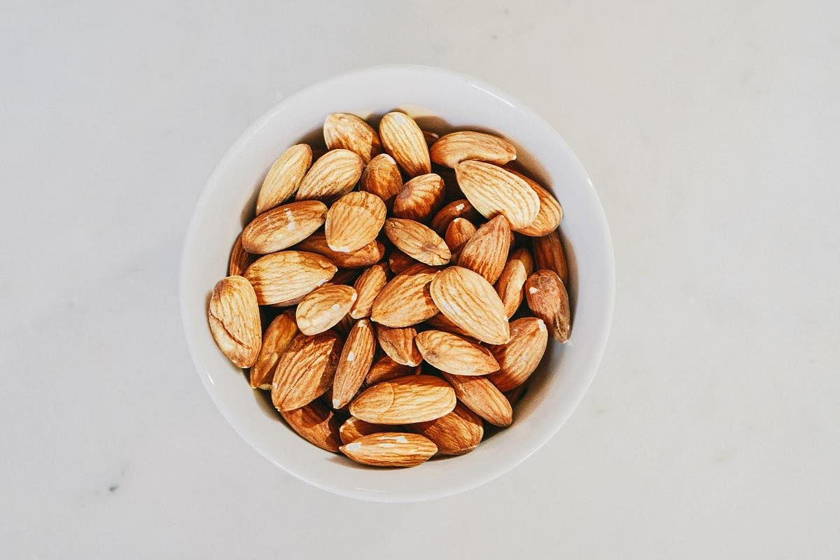 Tomar una taza y poner 60 gramos de avena, agregar 10 almendras y 15 ml de miel