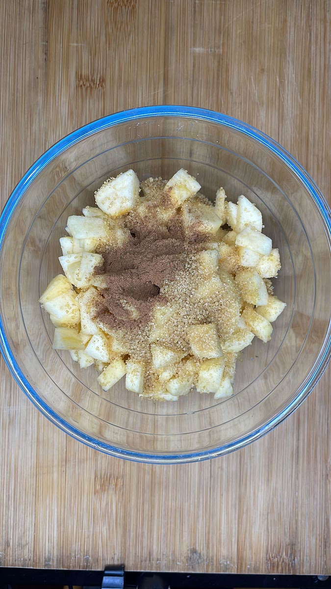 2. En un bowl pon las manzanas y agrega la canela, 2 cucharadas de azúcar y mezcla