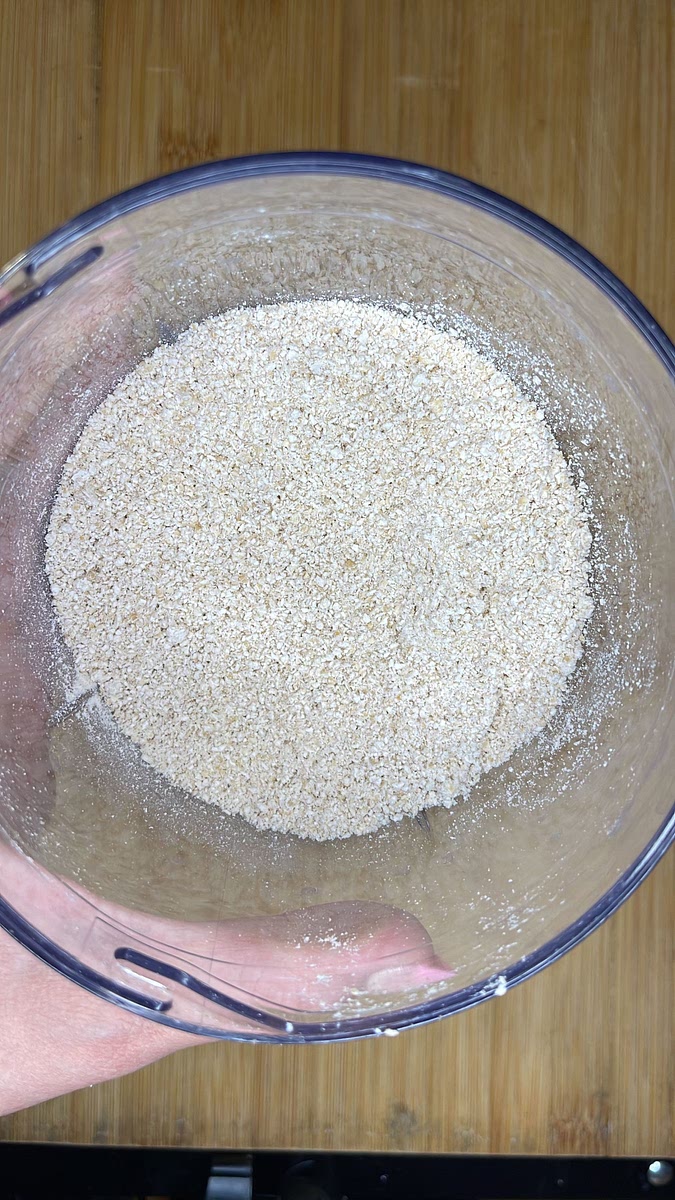3. Pon la avena en un procesador de alimentos, y procesalo hasta conseguir una textura fina (similar a la harina)