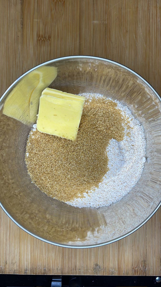 4. En otro bowl agrega la harina de avena, 2 cucharadas de azúcar y los 80 gr de mantequilla