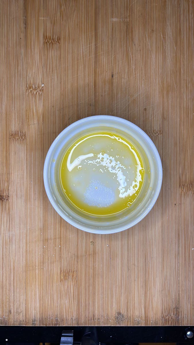 7. En moldes para horno, agrega aceite para que no se pegue