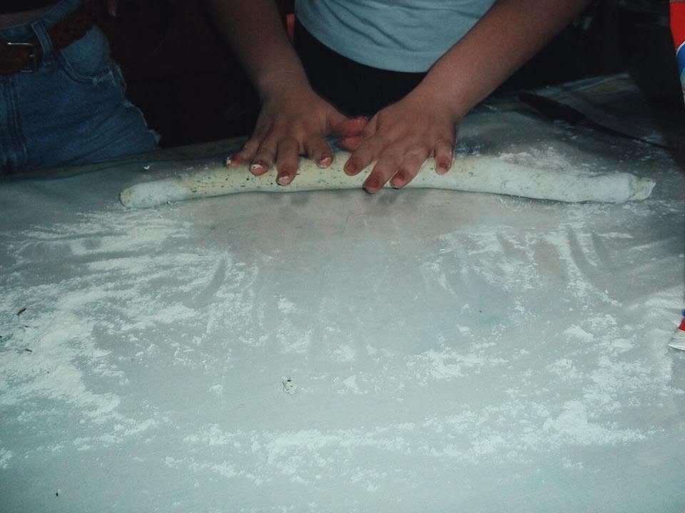 Vá enrolando a massa, formando "cobrinhas" e cortando esses rolos em pequenos pedaços.