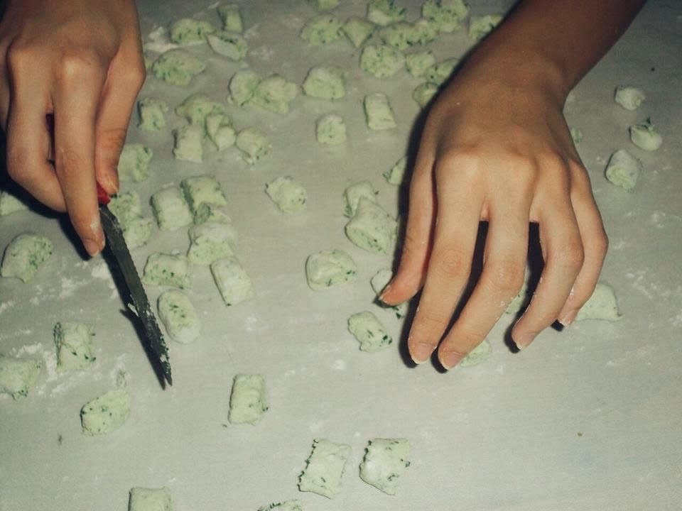 Em uma panela com água fervendo e sal, jogue a massa. Quando boiar, está pronto.