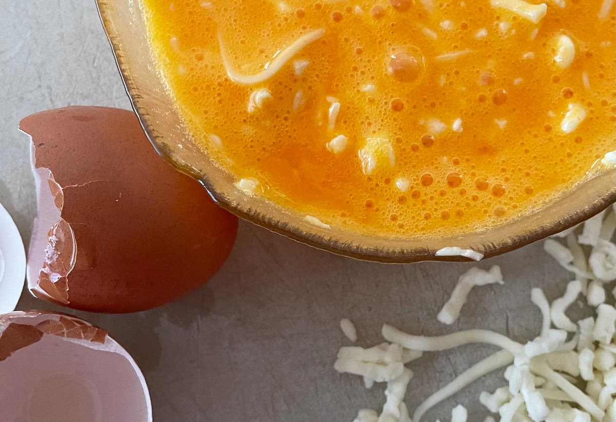 Mistura bem a gema do ovo e adicione o queijo ralado até ficar como se fosse uma pasta