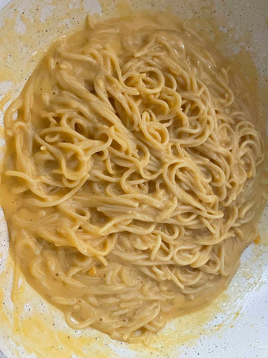 Na frigideira onde cozinhou o bacon, coloque a massa antes de estar no ponto; Adicione o ovo com queijo, com o lume desligado, e vá juntado um pouquinho da água da cozedura da massa, controlando a textura;