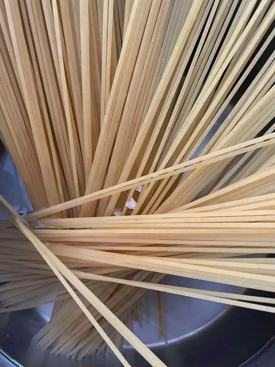 Numa panela, coloque a massa e uma pitada de sal;