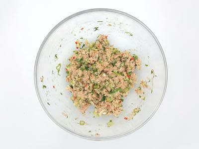 Drain the tuna and add it to a large bowl Add the soy sauce, panko breadcrumbs, chopped coriander, chopped chilli and most of the chopped spring onion (save the rest for garnish!) to the bowl Add 50ml [75ml] cold water and give it a good mix up then set aside to absorb – this is your Thai-style tuna mix