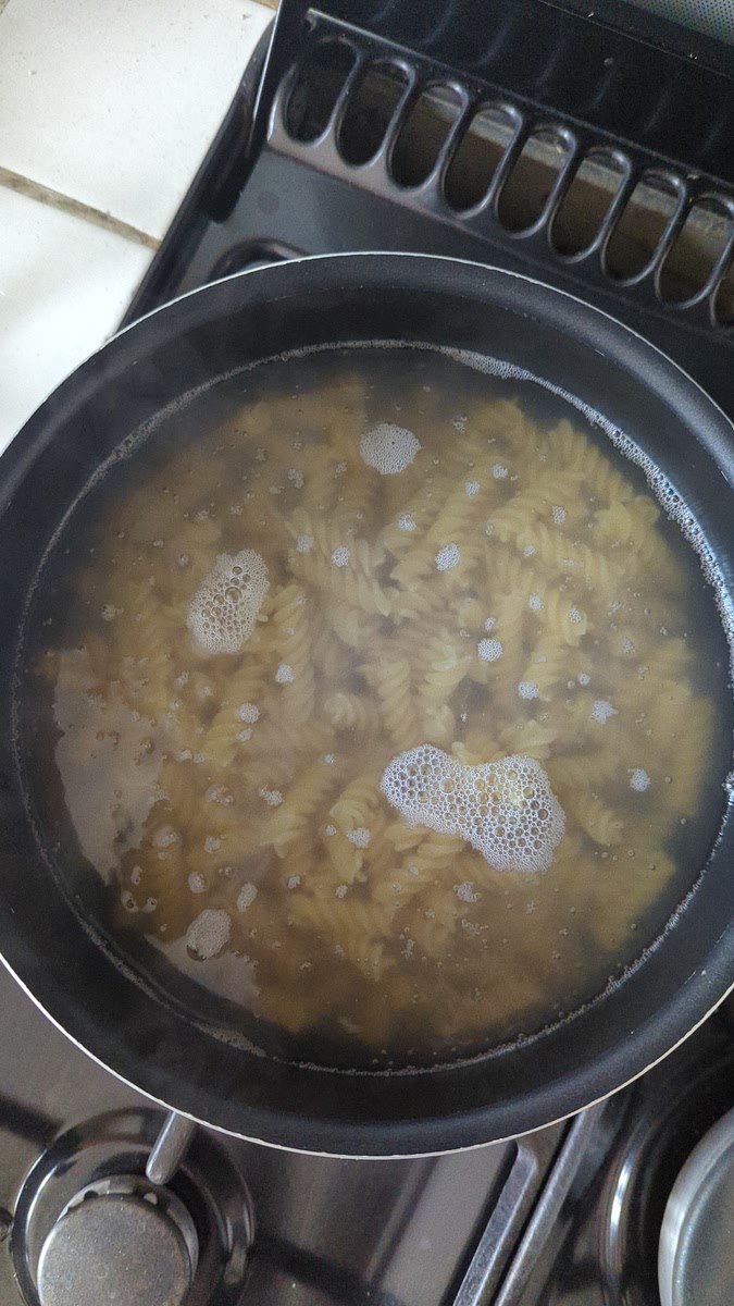 Meanwhile, cook the pasta for 12 minutes, train, then rinse with cold water to prevent it getting sticky.