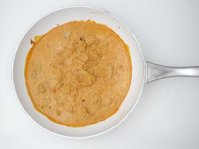 Once the sauce has started to thicken, stir through the chopped meat-free chicken bites and cook for 2-3 min further or until warmed through – this is your plant-based no butter chicken Discard the cardamom pods from the fragrant rice Serve the plant-based no butter chicken over the fragrant rice Drizzle over the remaining creamy single oat and garnish with the chopped coriander Enjoy!