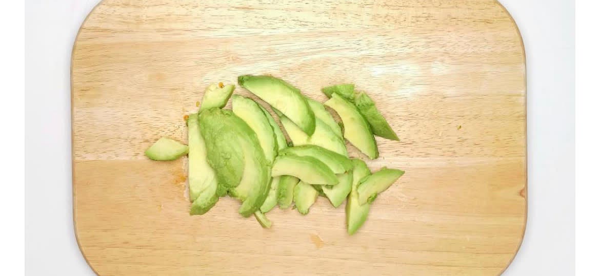 Cut the avocado[s] in half lengthways,
around the stonels] Remove the stones] using a teaspoon Scoop the avocado flesh out of
the skin[s] using a spoon, then slice into
chunks