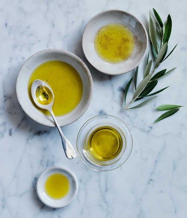 Vertir aceite de oliva al gusto en olla a fuego medio.