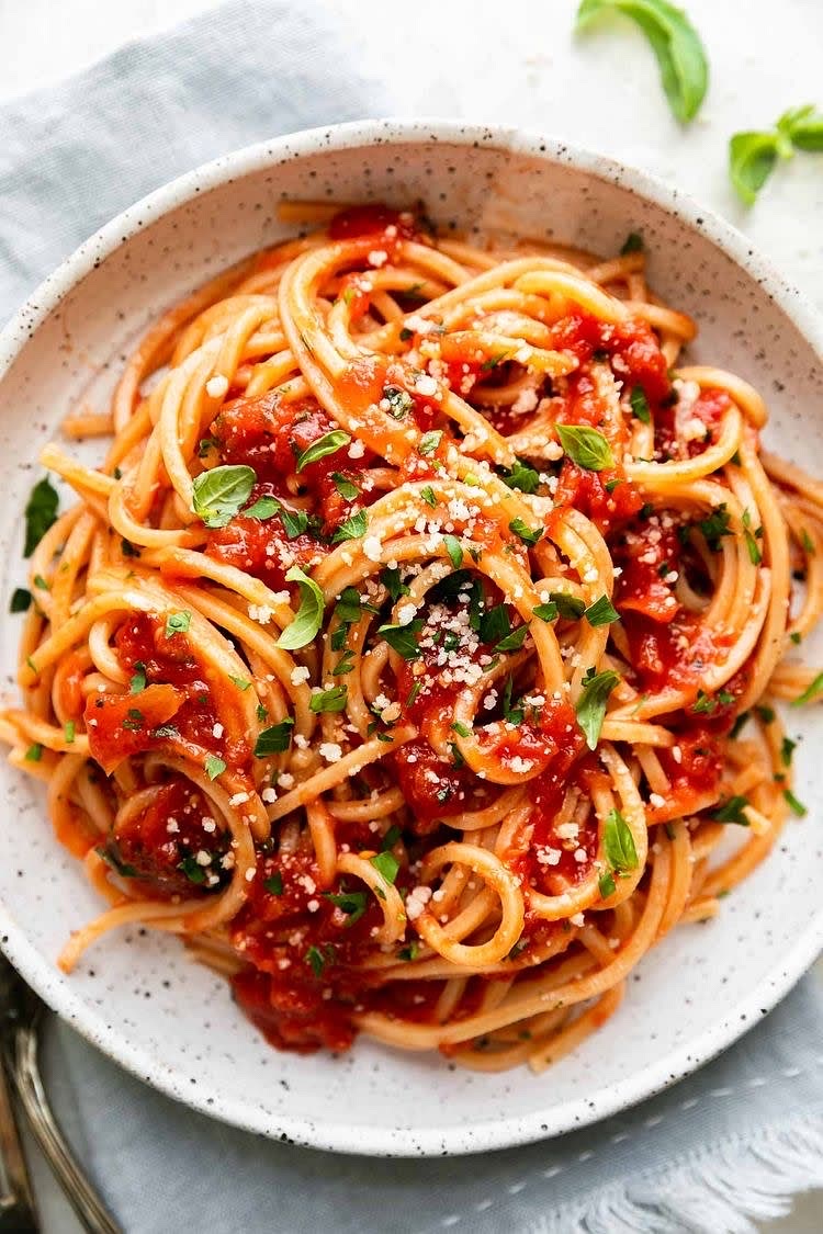 Finalmente, combinar la salsa con la pasta (hecha según indicaciones) y agregar el toque final, queso parmesano encima.