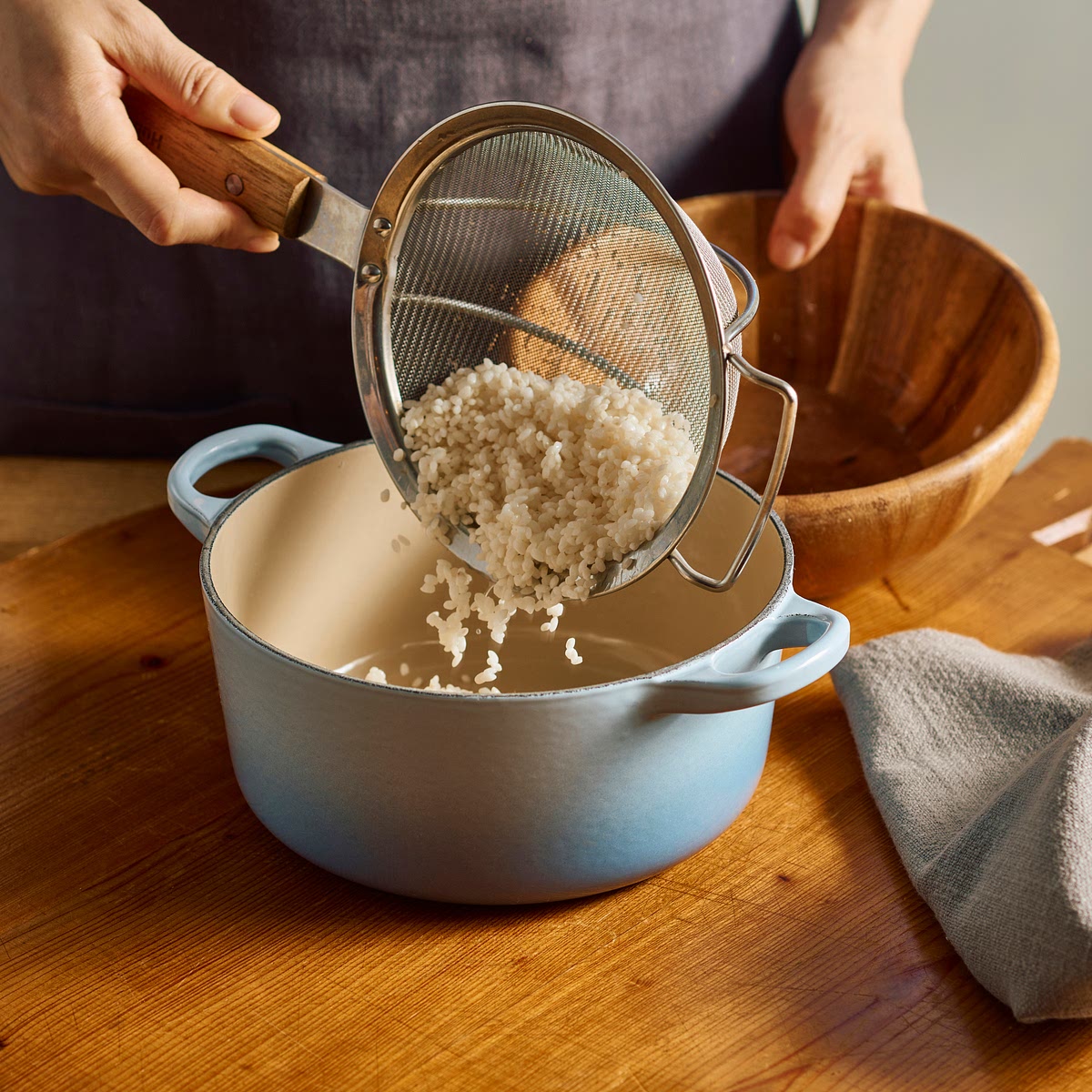 쌀은 30분 동안 물에 불린 후 채반에 밭쳐 물기를 제거하여 준비해 주세요.
여름철에는 30분, 겨울철에는 1시간 이상 불려 주세요.
계량컵은 종이컵 180ml 기준입니다.

불린 쌀과 물 360ml를 냄비에 넣어주세요.