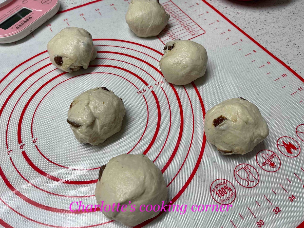 Separate into 12 small doughs. Set aside for 20-30 minutes. Make the dough the round shapes.