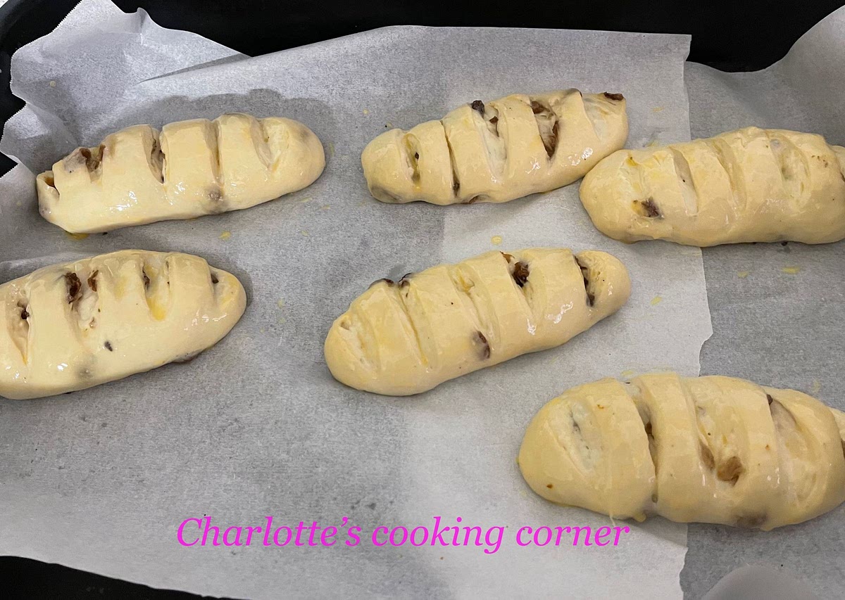Proof for the other 60 minutes. Brush the egg on top before send it into the oven. In the oven, bake with 200°C for 10-12 minutes.
