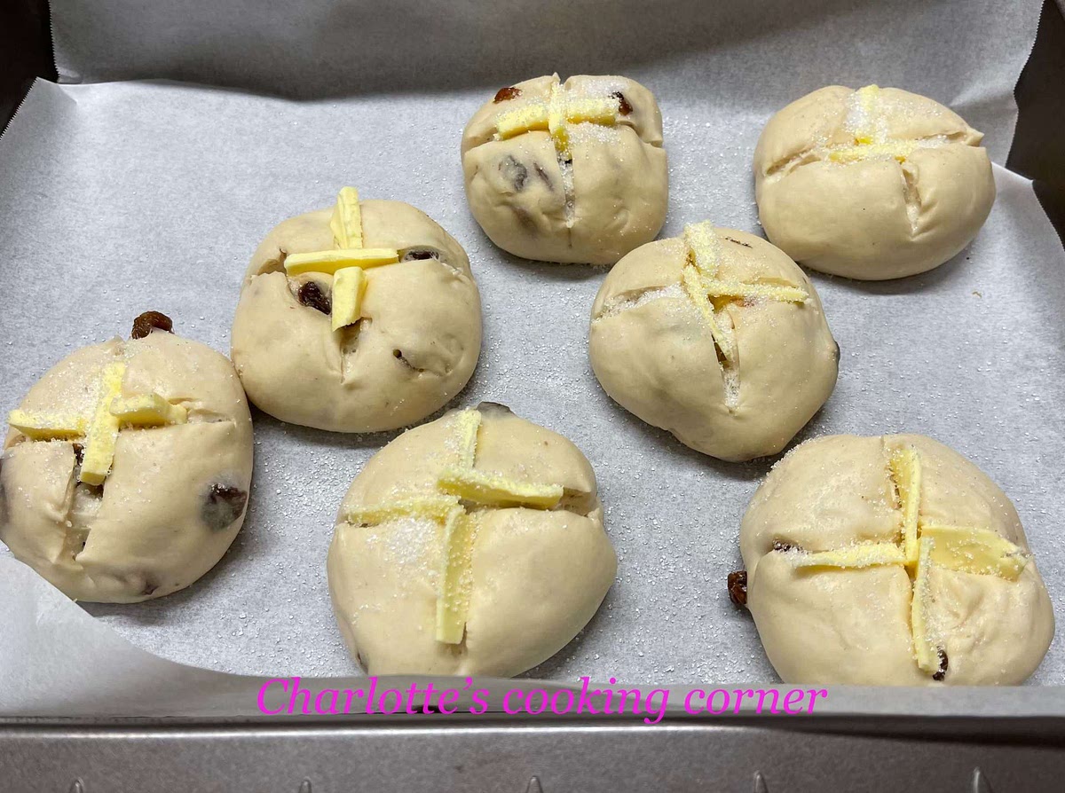 Cut the cross on the dough and add in 2-3g of butter on the cross and sprinkle with sugar.