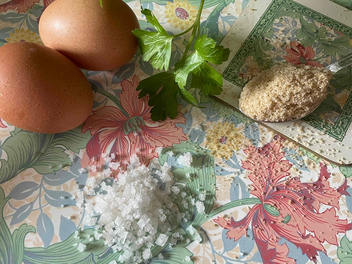 Misture muito bem os 4 ovos com as 2 chávenas de açúcar e a pitada de sal;