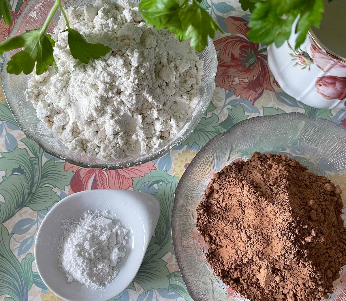 Adicione a meia chávena de óleo, as 2 chávenas de farinha, a chávena chocolate em pó e meia colher de sopa de fermento;