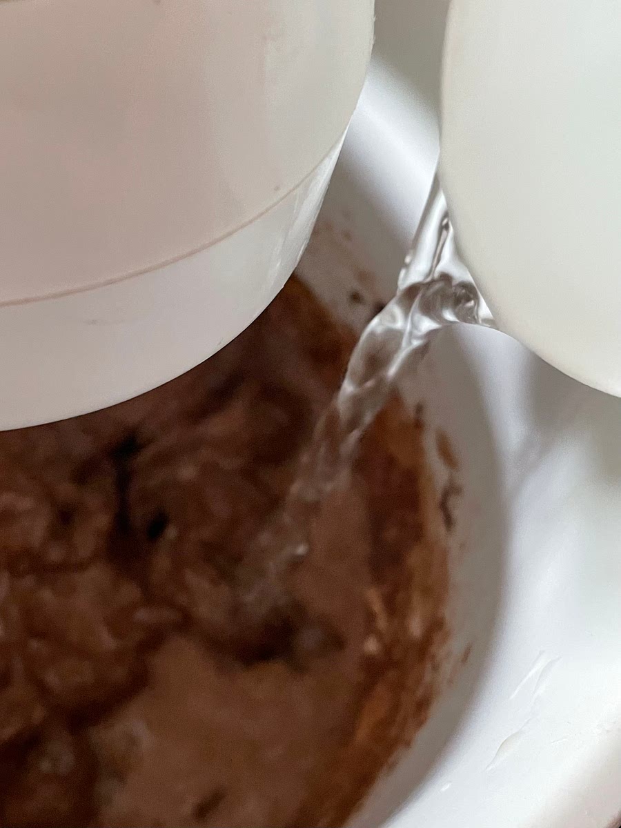 Pouco a pouco, junte a água a ferver… mexa tudo e leve ao forno;