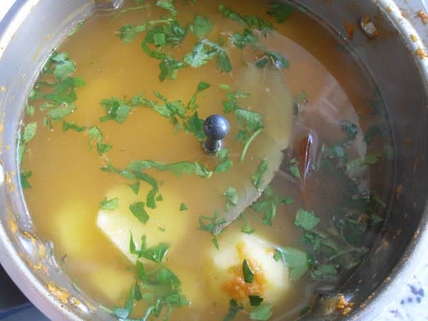 5-agregar, cayena, comino, perejil picado, cacito, agua caliente, sal y laurel, poner el cestillo en lugar del cubilete, para evitar salpicaduras, y programar de 22 a 24 min. varoma, vel. cuchara. Dejar reposar 5 minutos en el vaso y servir calientes.