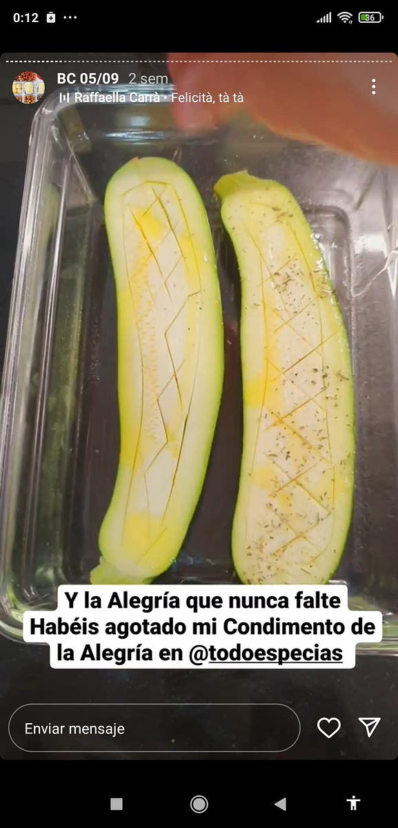 Lava y seca los calabacines. Parte por la mitad a lo largo y con un cuchillo haz cortes en forma de rombo en la pulpa.