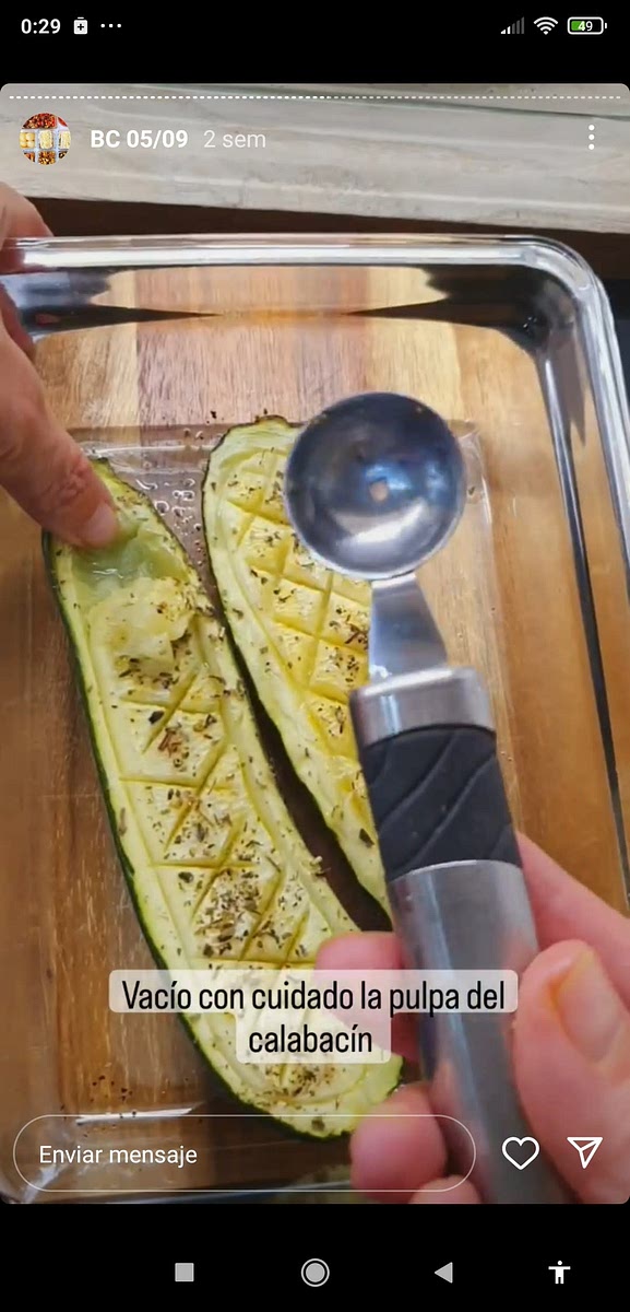 Una vez horneados, con una cuchara retira con cuidado la pulpa del calabacín y reserva