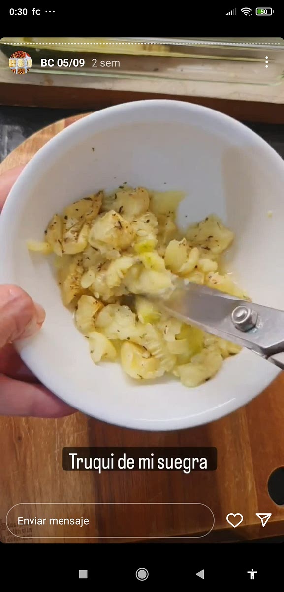 Haz unos cortes a la pulpa del calabacín con las tijeras y añádelo a la paella