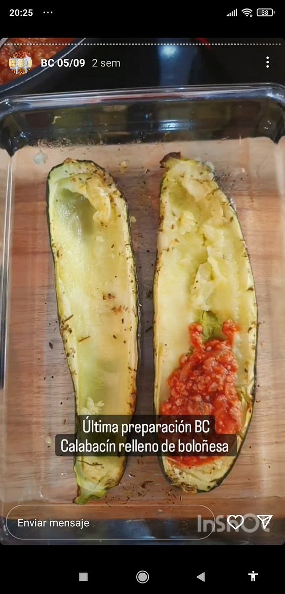 Rellena los calabacines con la mezcla, añade queso rallado al gusto (yo queso cabra bajo en grasa y sal) y ponlos en el horno a gratinar, 5 minutos a 200º