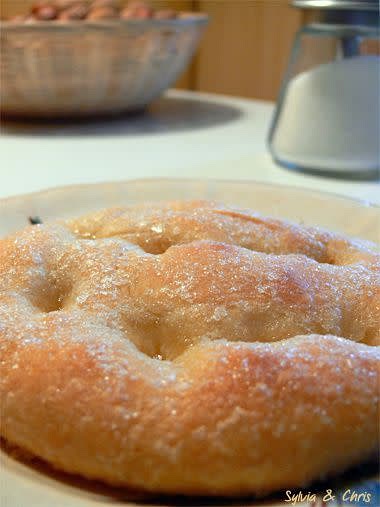 En Suisse on ne trouve pas les traces de doigts, mais des coups de couteaux en losanges. Ensuite, ce n’est pas du beurre fondu que l’on dépose sur les tartes, mais un mélange de crème fraîche liquide et de sucre…