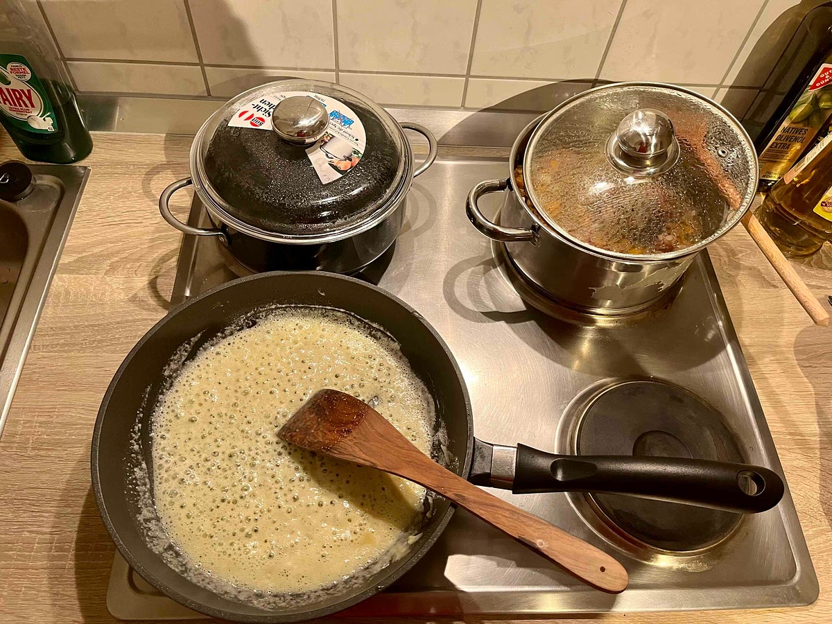 Butter in der Pfanne schmelzen, Mehl dazugeben und einrühren bis es eine dunkelbraune Masse ergibt, dann mit Wasser ablöschen und glatt rühren