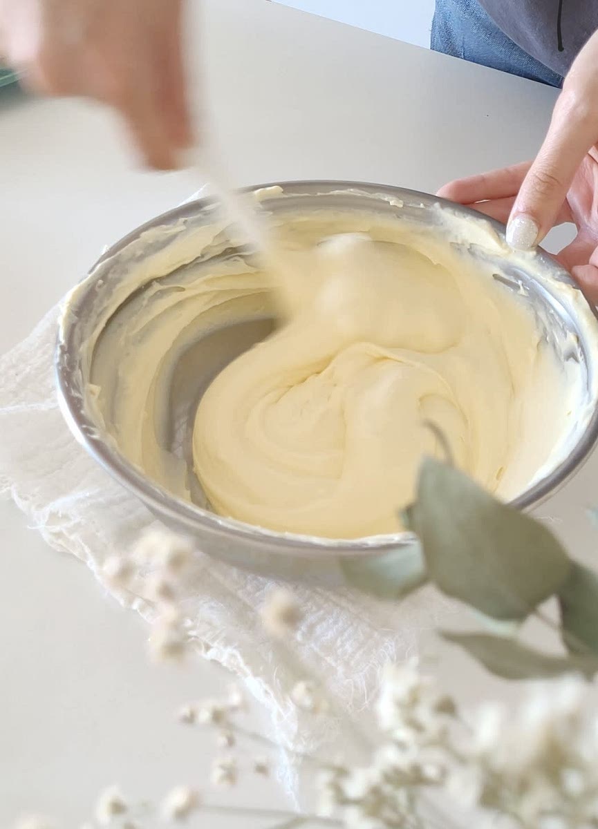 Batir el queso mascarpone, y unir a la mezcla anterior con una espátula, de a poco y con movimientos envolventes
