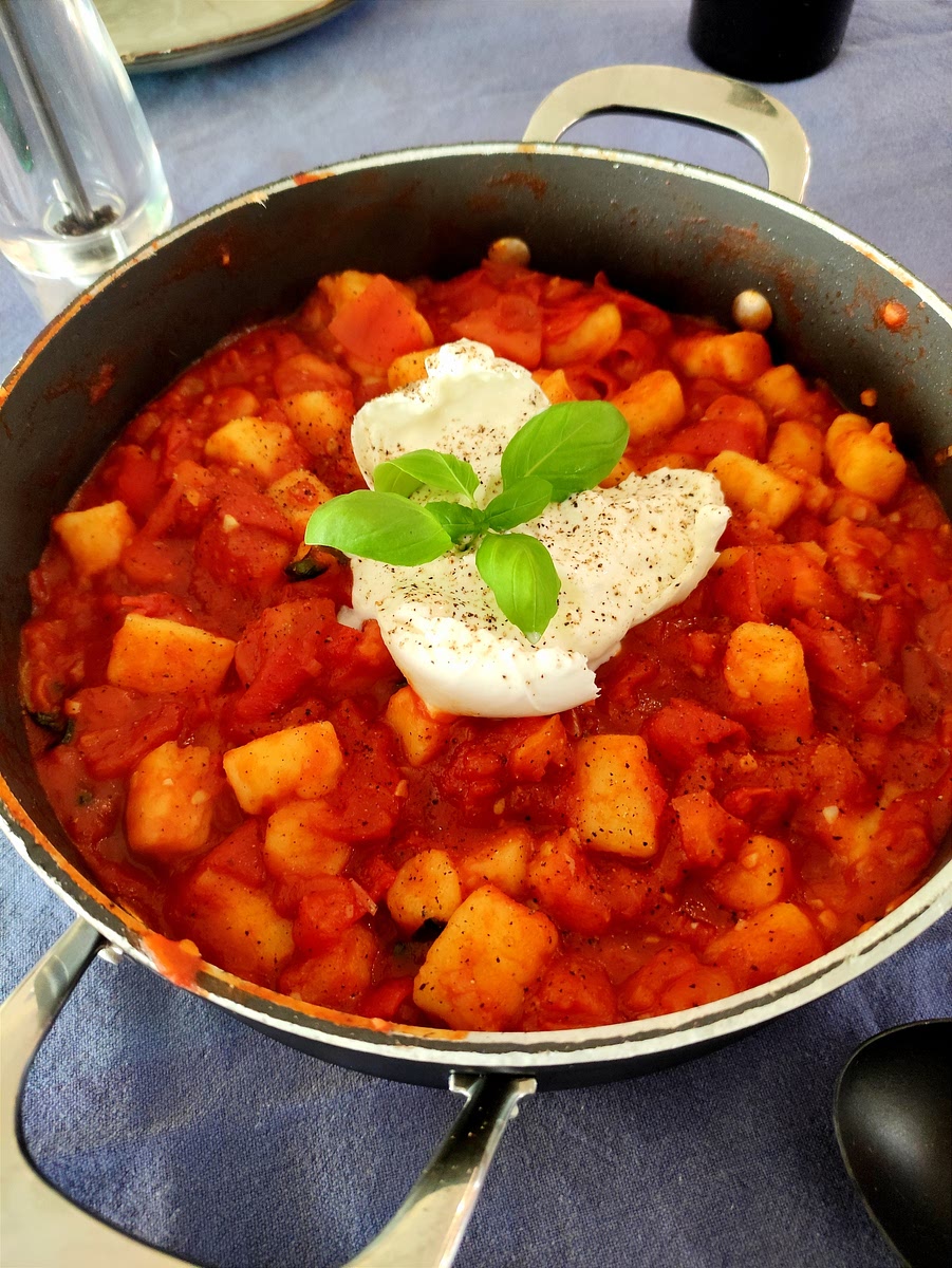 Ajouter les gnocchis à la sauce et servir avec une burrata