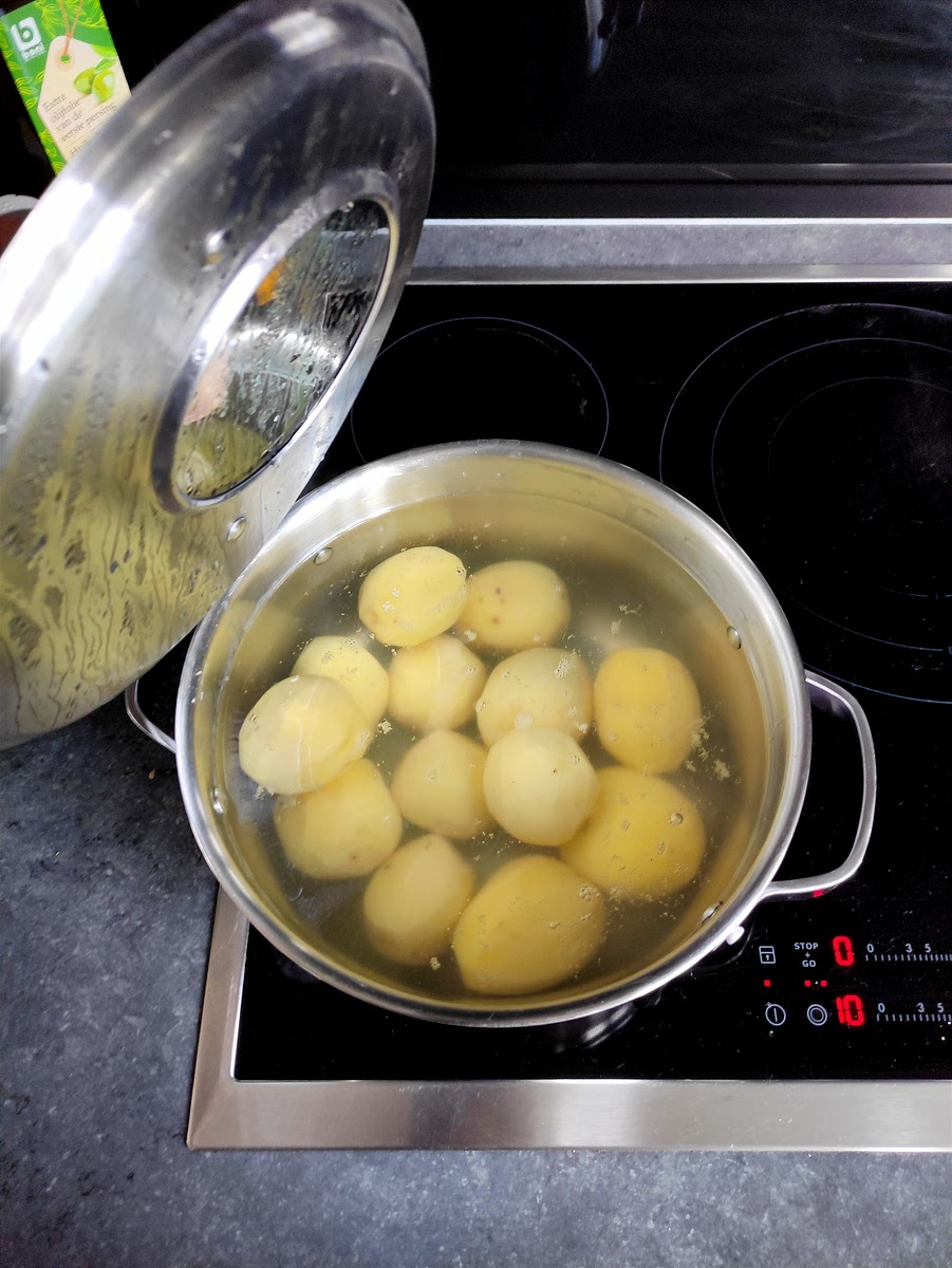 Éplucher et faire cuire les pommes de terre durant 40 minutes