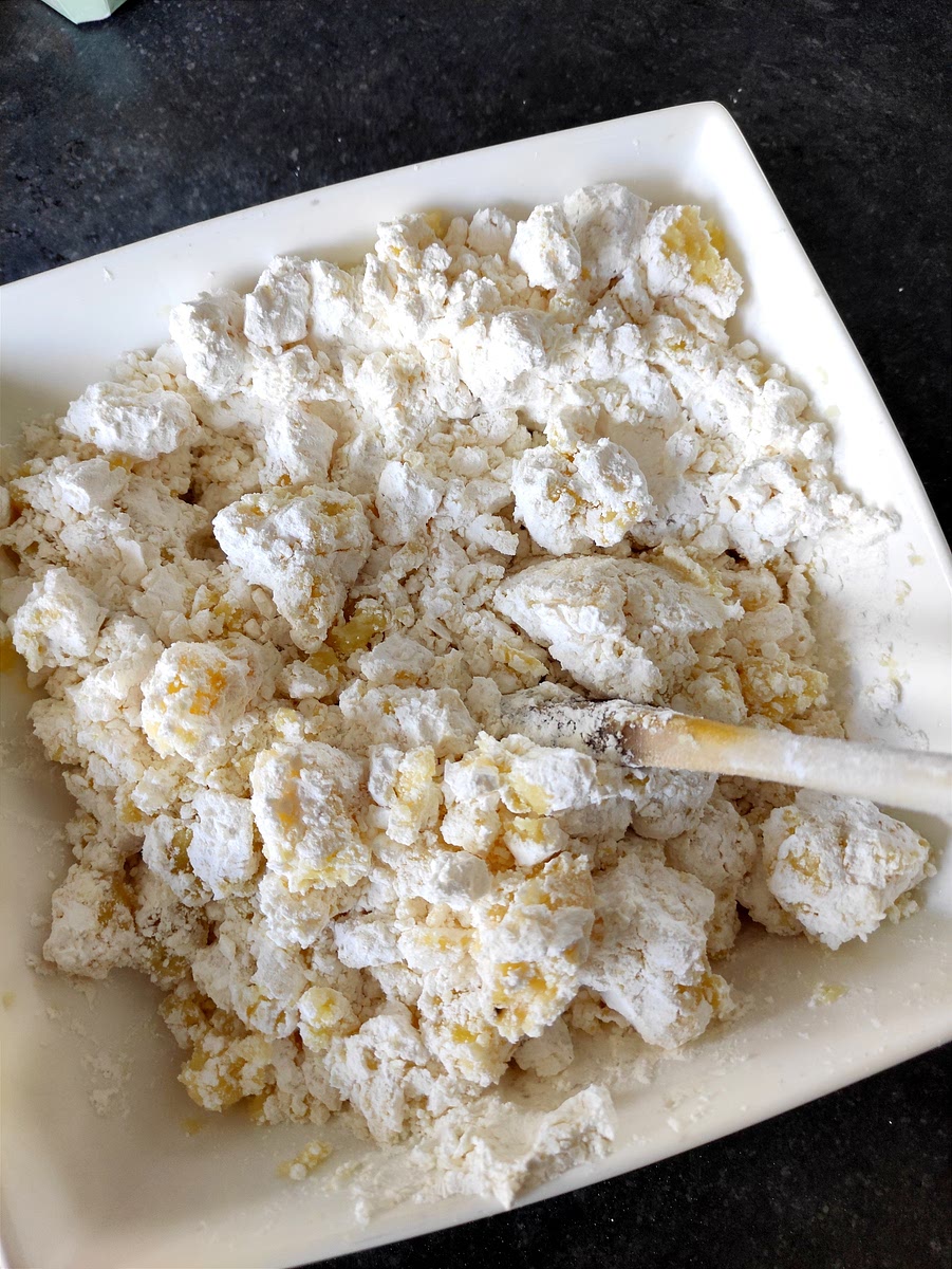 Ajouter la farine, l'huile d'olive, du sel et du poivre