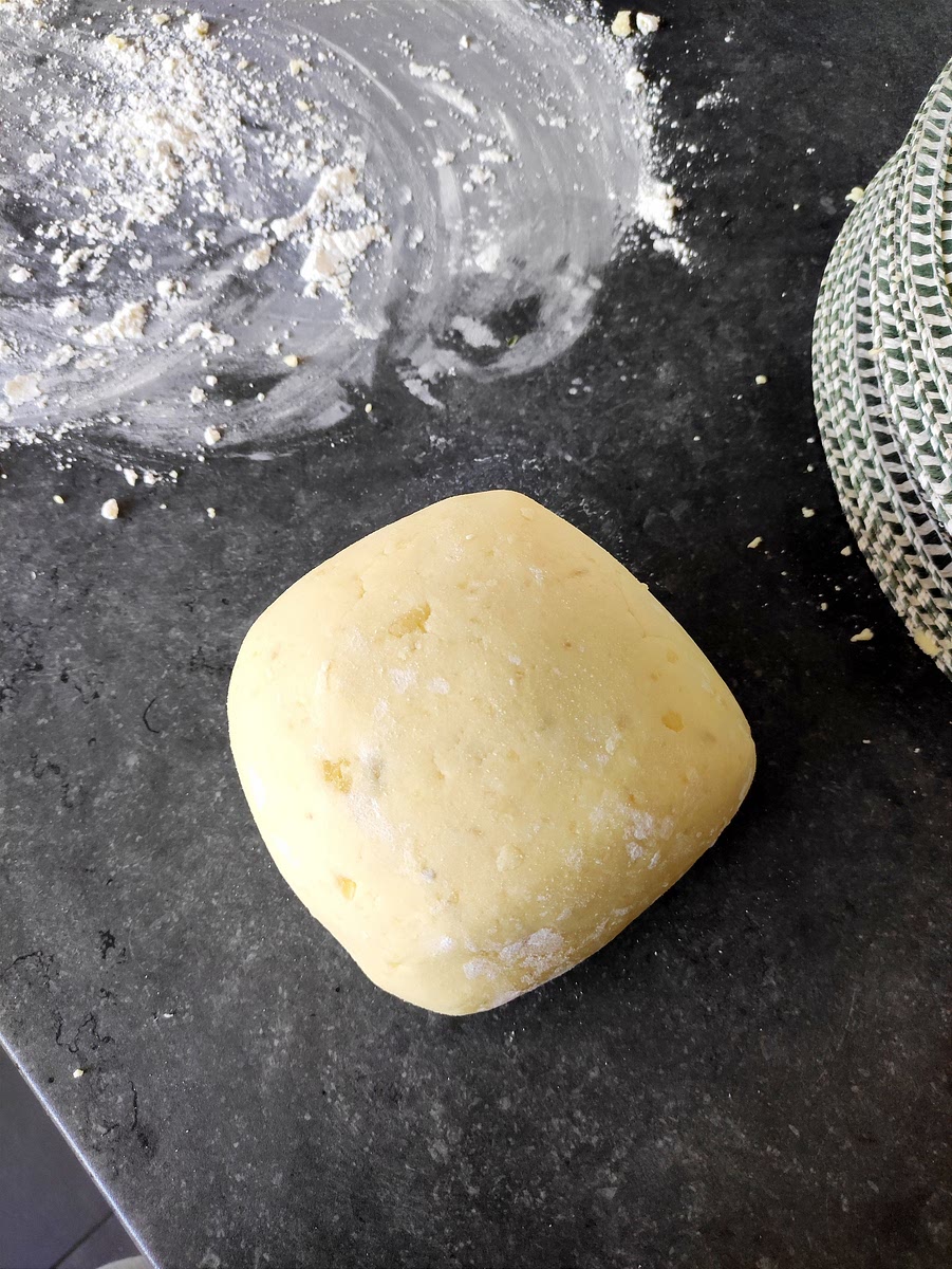 Faire une pâte à la main, sur le plan de travail