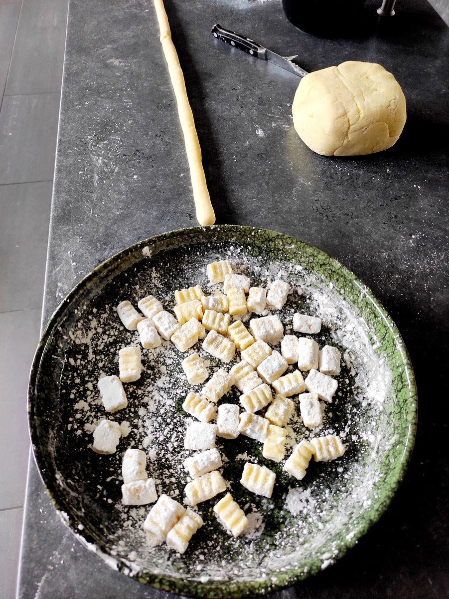 Prendre un peu de pâté et faire un rouleau, couper ensuite en petit morceaux de 2cm, former les petit gnocchis avec une fourchette et stocker dans un plat fariné