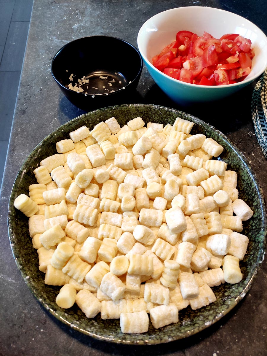 Couper les tomates fraîches et l'ail
Faire revenir l'ail et les tomates coupées en dés à feu vif jusqu'à obtenir une sauce