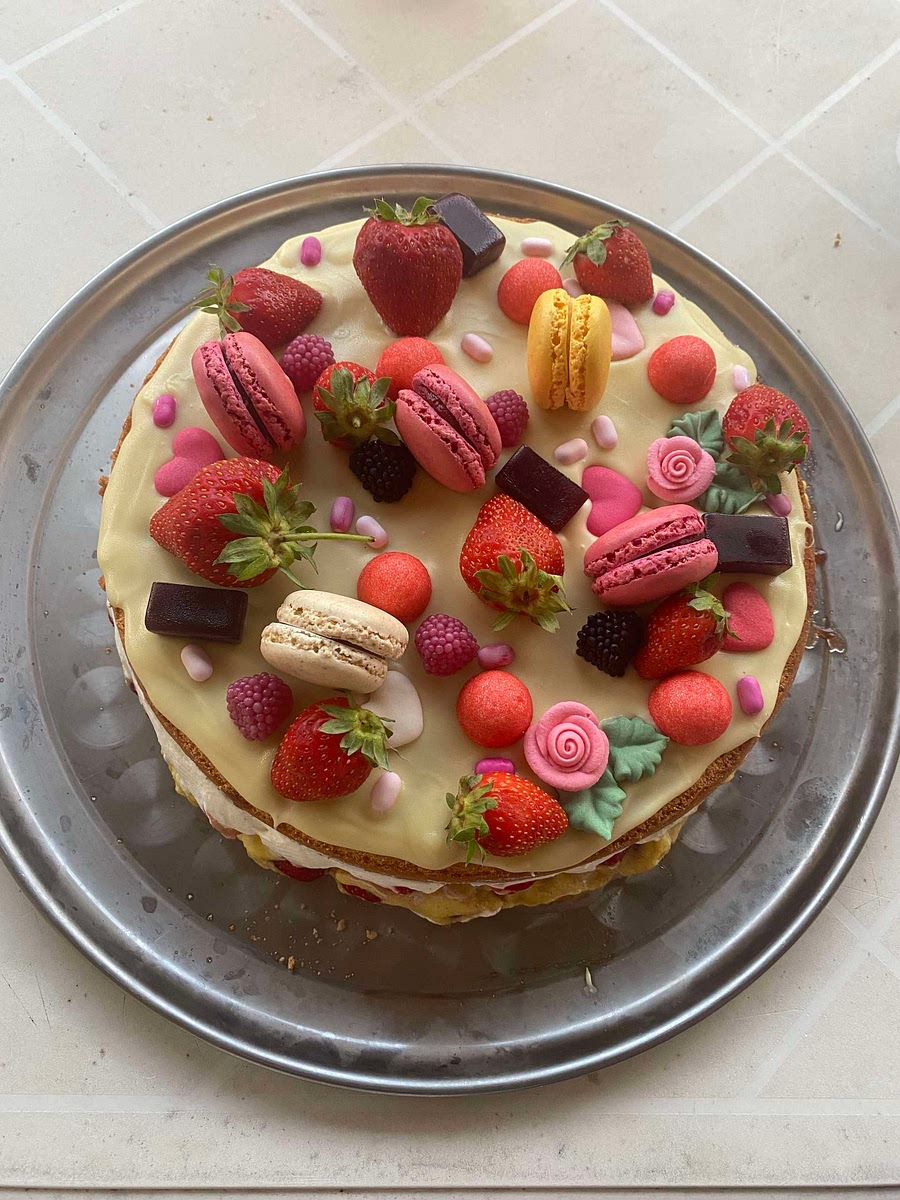 Récupérer le croustillant chocolat praliné et y déposer une couche de biscuit imbibée d’un mélange confiture de fraises + eau. Ajouter de la crème à la vanille, de la chantilly et des fraises. Remettre une couche de biscuit. Terminer par le nappage au chocolat blanc. Vous pouvez faire la déco de votre choix ! Bon appétit !