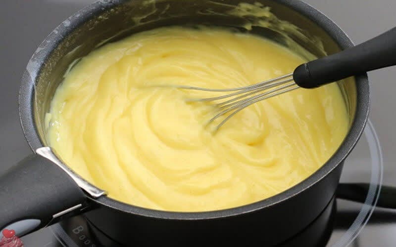 Plonger la gélatine dans un grand bol d’eau froide.
Faire chauffer le lait et la vanille.
Dans un bol à part mélanger les jaunes d’œufs avec le sucre puis la farine et ajouter petit à petit le lait bouillant. Remettre le tout sur le feu et attendre que ça épaississe sans jamais cessez de remuer. Terminer avec la gélatine essorée et laisser complètement refroidir.