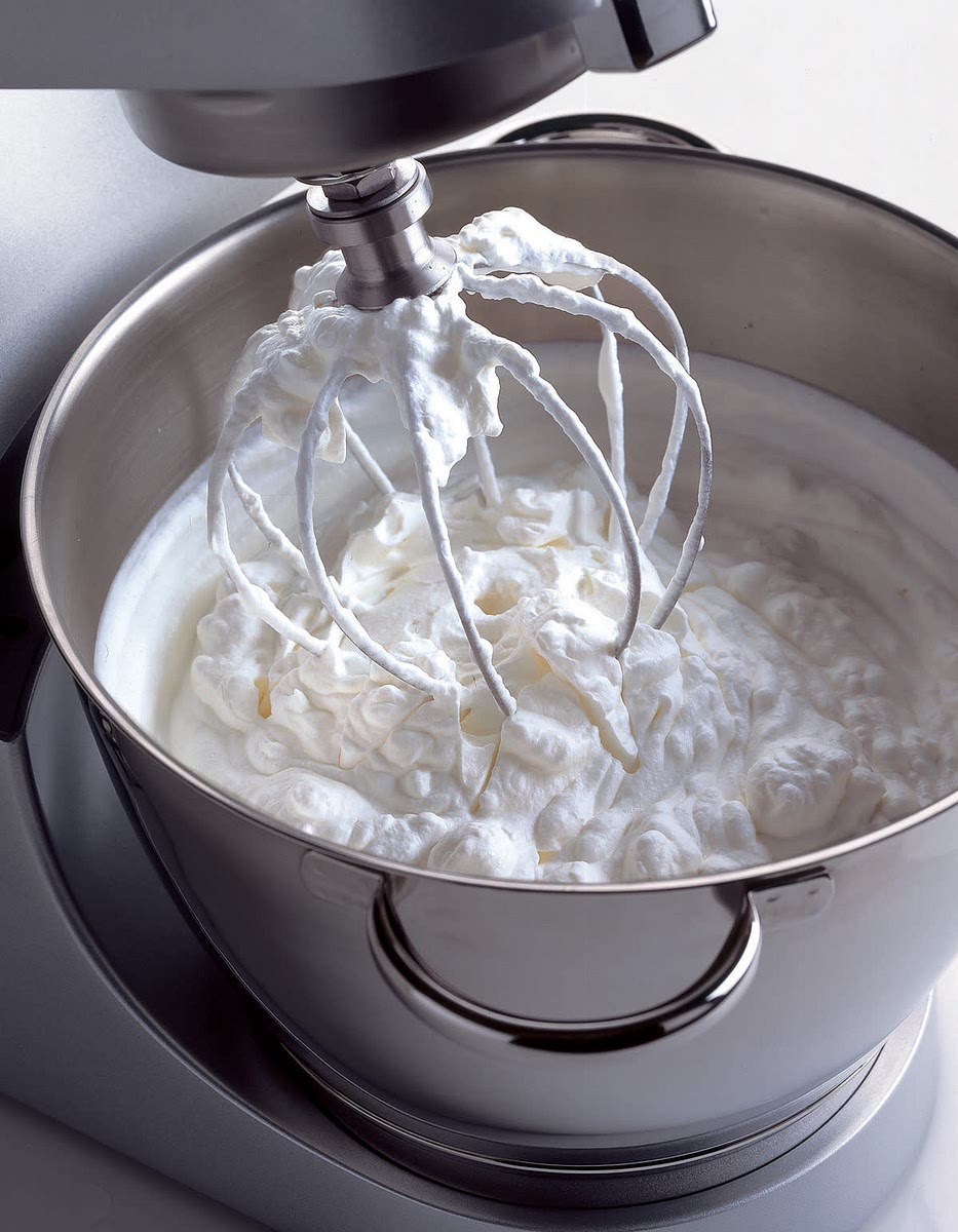 Veiller à avoir une crème bien bien froide !!
Monter la crème en chantilly avec un peu de sucre en poudre.