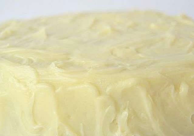 Faire fondre une tablette de chocolat blanc et y mélanger un peu de crème pâtissière réalisée au paravant.