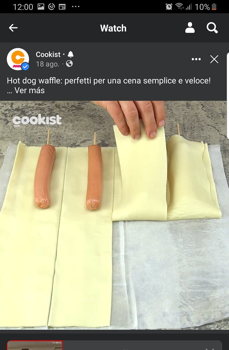 Pinchar las salchichas con la brocheta. Colocar encima de la plancha de hojaldre, cortar tiras, acompañar de salsa y cerrar.