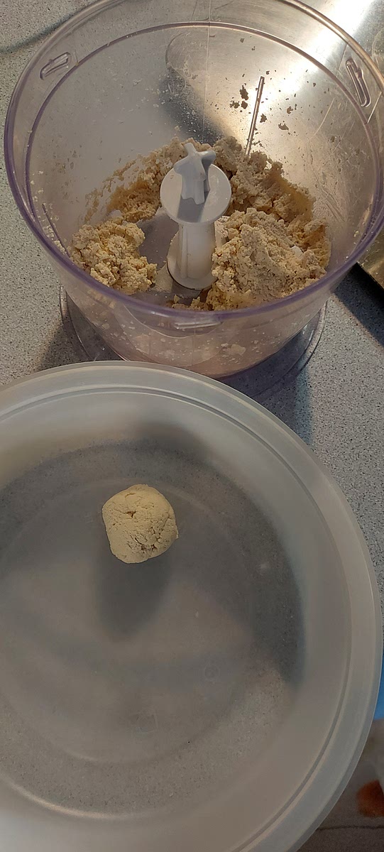 Triturar tofu junto con levadura de cerveza, cebolla en polvo, hasta obtener pasta. Hacer bolitas con dos cucharas o con manos untada en aceite para que no se pegue y reposar 30 minutos en nevera