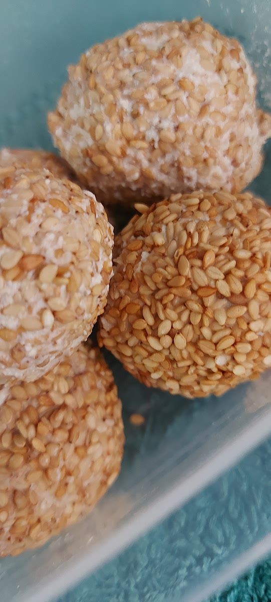 Pasar albondigas por mezcla de harina con las tres cucharadas de agua. Y luego volver a pasar por sesamo