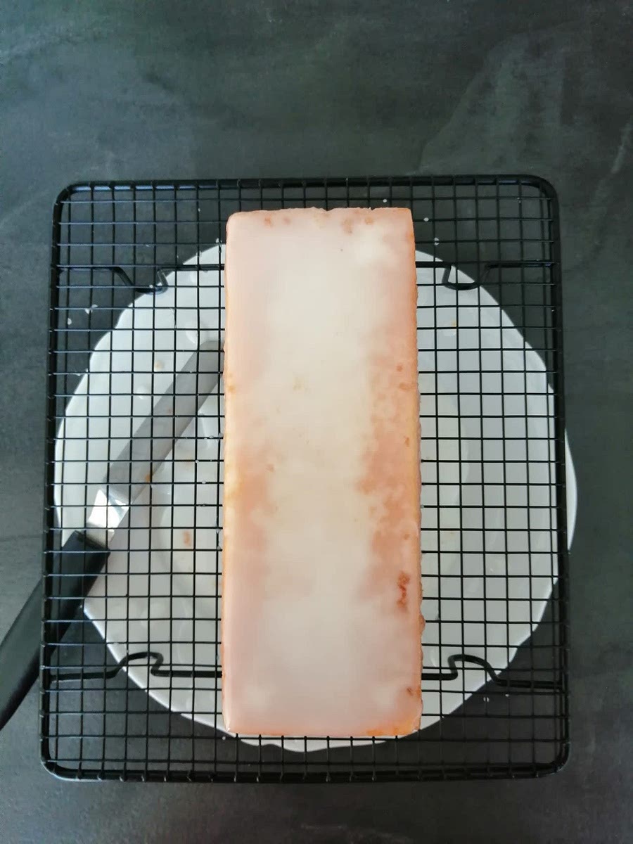 Versate sulla torta posta sulla griglia, recuperando l'eccedenza.