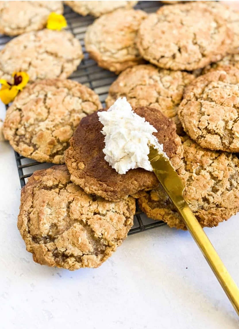pipe the filling on the flat side of the cooled cookies and serve