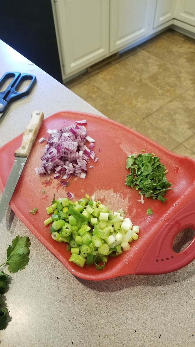 Slice the green onion and coriander thinly.
