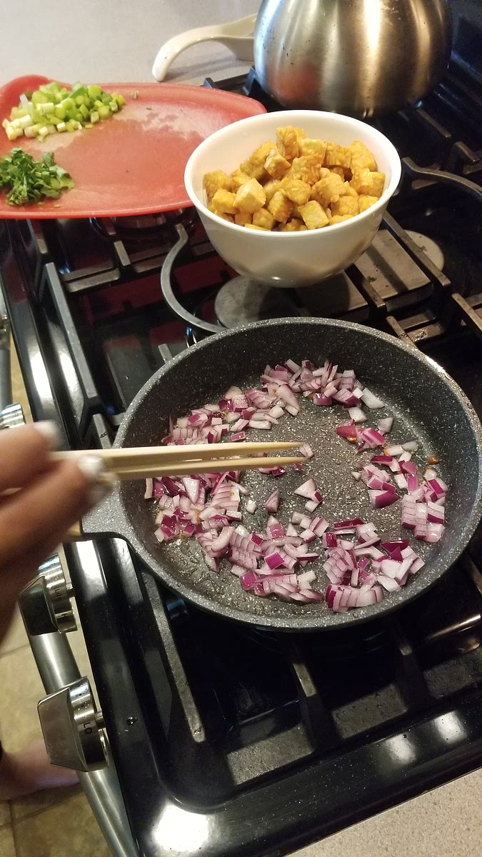 Get rid of some of the excess oil. Set the stove to low heat. And fry the onion until it becomes fragrant.