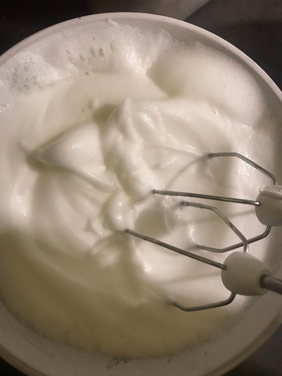 Do osobnej miski wbij 3 białka jaj (90g) i miksuj, aż powstanie sztywna piana.